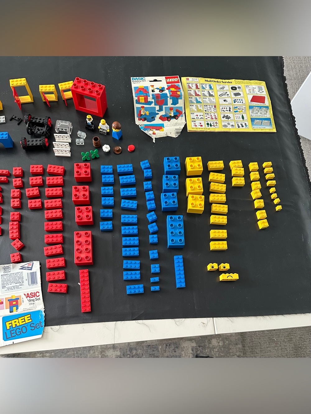 Vintage LEGO Basic Building Set in Red Case Manuals Booklets & Mixed Pieces - Picture 7 of 11